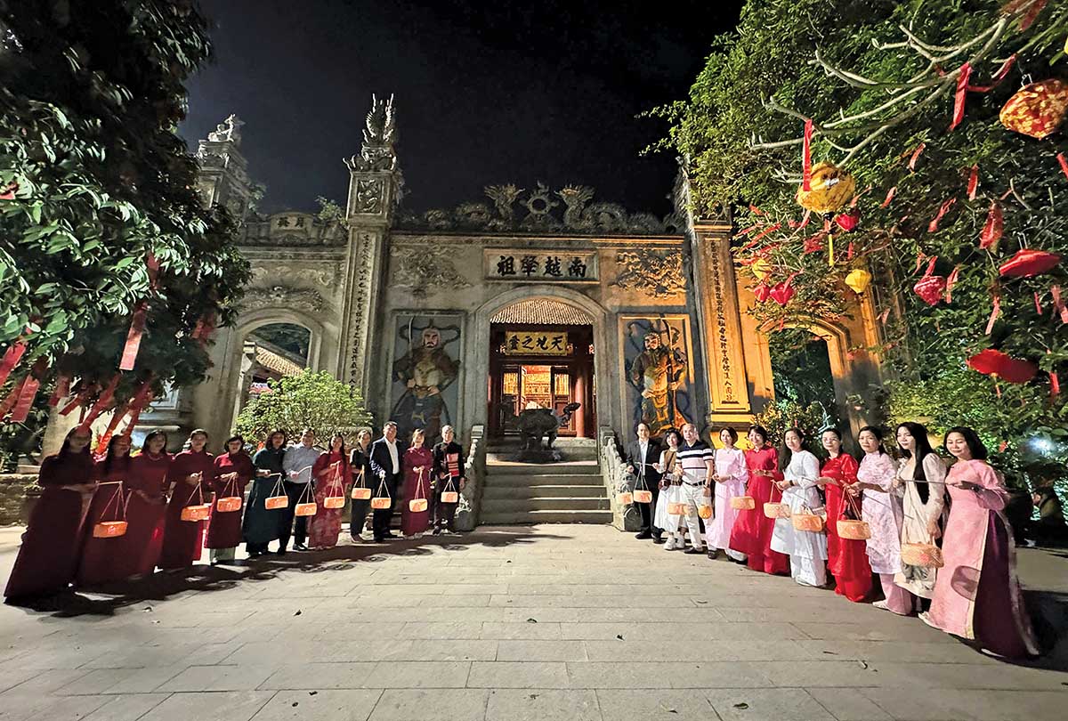 Du kh&aacute;ch cầm đ&egrave;n lồng trải nghiệm h&agrave;nh tr&igrave;nh trở về cội nguồn tại Đền H&ugrave;ng 