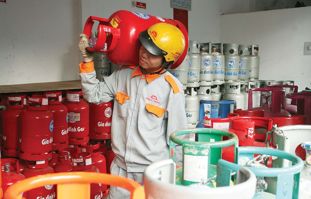 Thủ tướng Ch&iacute;nh phủ L&ecirc; Minh Hưng y&ecirc;u cầu c&aacute;c bộ, ng&agrave;nh tr&igrave;nh Ch&iacute;nh phủ th&ocirc;ng qua c&aacute;c phương &aacute;n cắt giảm, cải c&aacute;ch thủ tục h&agrave;nh ch&iacute;nh, điều kiện kinh doanh, ng&agrave;nh nghề kinh doanh c&oacute; điều kiện trong th&aacute;ng 4. Trong ảnh: Kinh doanh kh&iacute; l&agrave; 1 trong 198 ng&agrave;nh nghề kinh doanh c&oacute; điều kiện theo Luật Đầu tư