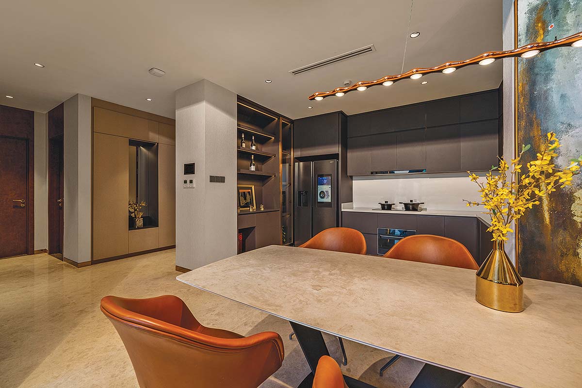 Nội thất sang trọng được chủ đầu tư trang bị cho căn hộ trong t&ograve;a th&aacute;p Regal Complex