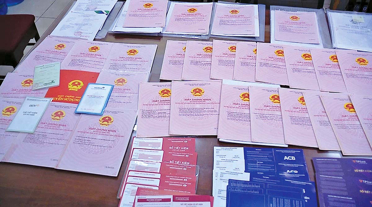 Sổ đỏ bị cơ quan c&ocirc;ng an thu giữ trong vụ &aacute;n Mr. Pips