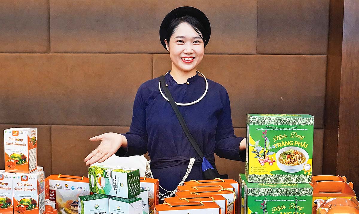chị Vương Thị Thương từng bước biến hồng v&agrave;nh khuy&ecirc;n xứ Lạng th&agrave;nh sản phẩm hồng treo gi&oacute; gi&aacute; trị cao, mở ra hướng đi mới cho n&ocirc;ng sản v&ugrave;ng cao