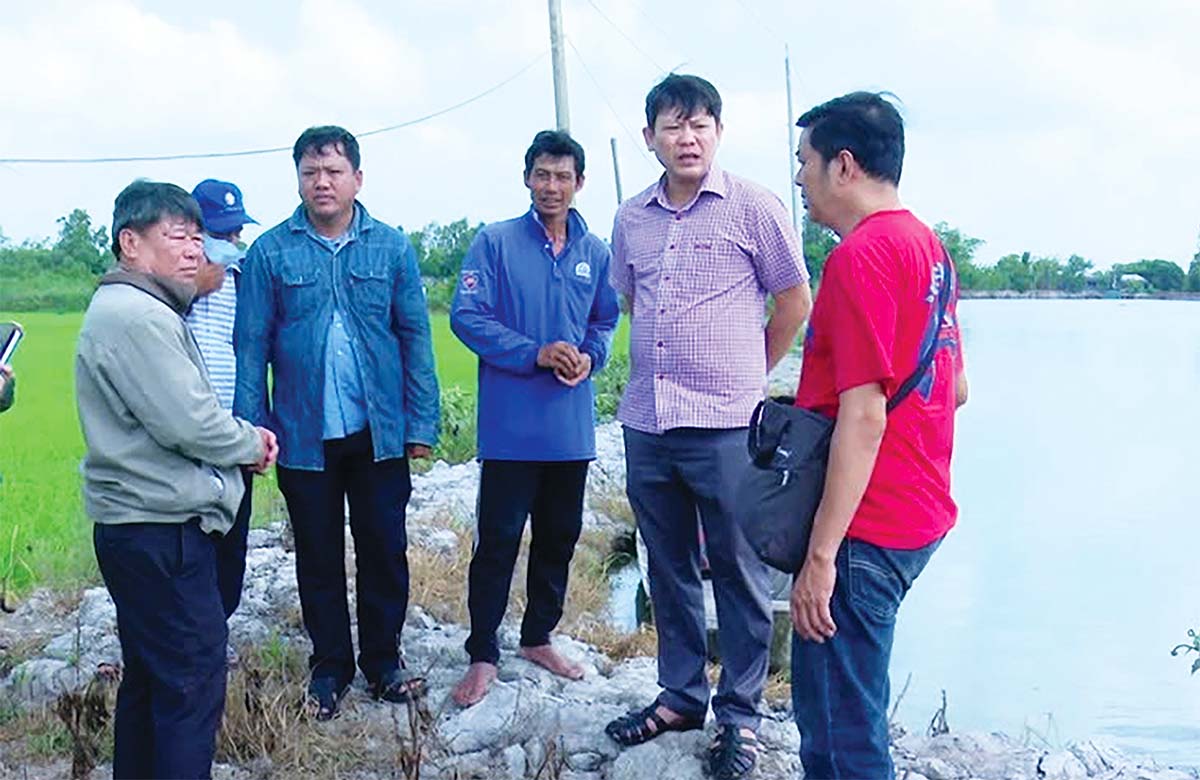 &Ocirc;ng Nguyễn Phước Cường, Chủ tịch UBND phường Mỹ Tr&agrave; (thứ 2 từ phải qua) khảo s&aacute;t c&aacute;c m&ocirc; h&igrave;nh kinh tế kết hợp l&agrave;m du lịch sinh th&aacute;i tr&ecirc;n địa b&agrave;n