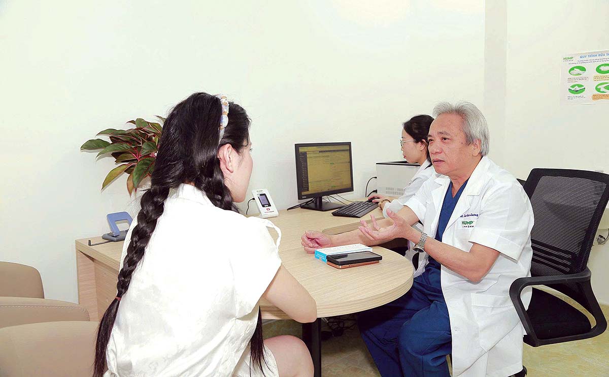 PGS-TS. Trần Ngọc Lương đang tư vấn cho bệnh nh&acirc;n