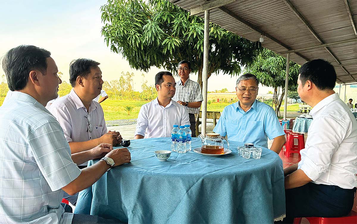 Bí thư Đảng ủy xã Lai Vung Nguyễn Văn Hon (thứ 2 từ phải qua) gặp gỡ, trao đổi chia sẻ với các doanh nghiệp trên địa bàn