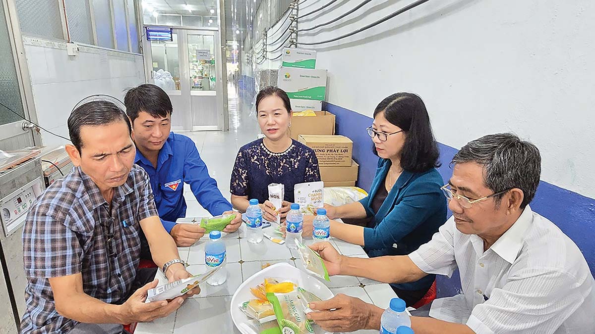B&agrave; Nguyễn Thị Nhanh, B&iacute; thư Đảng ủy x&atilde; T&acirc;n Dương (thứ 2 từ phải qua) tham quan khảo s&aacute;t sản phẩm tại N&ocirc;ng trại 123 tr&ecirc;n địa b&agrave;n
