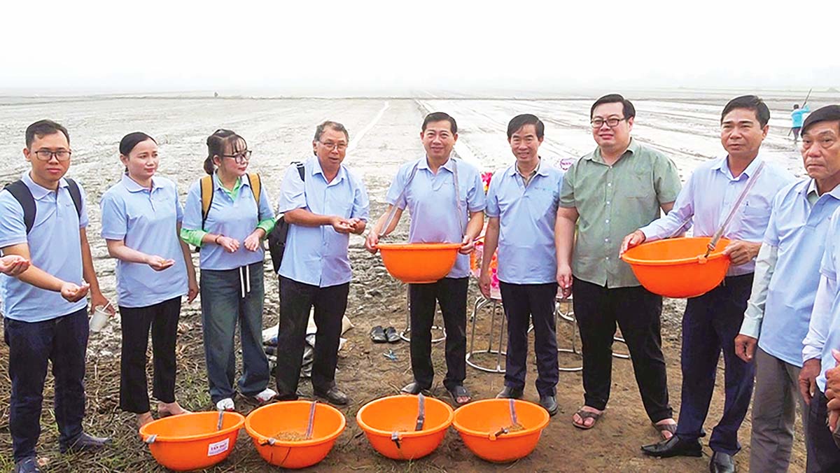 L&atilde;nh đạo x&atilde; Tr&agrave;m Chim, tỉnh Đồng Th&aacute;p c&ugrave;ng c&aacute;c chuy&ecirc;n gia tham gia Ng&agrave;y hội gieo mầm sinh th&aacute;i năm 2025 tr&ecirc;n địa b&agrave;n
