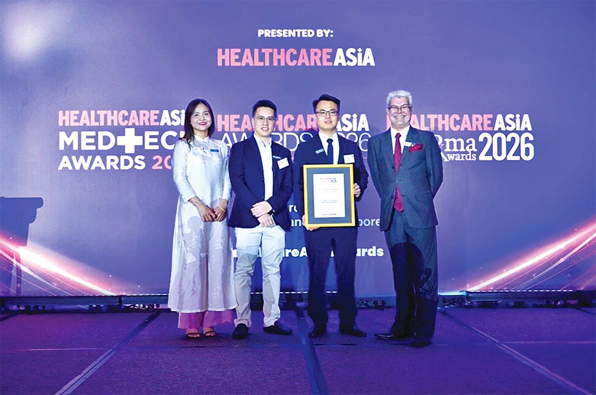 Đại diện Long Ch&acirc;u nhận giải thưởng &ldquo;S&aacute;ng kiến v&igrave; sức khỏe cộng đồng của năm&rdquo; tại Healthcare Asia Pharma Awards 2026