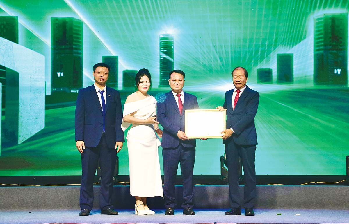 Tiến Thịnh Group nhận Bằng khen của VCCI nh&acirc;n kỷ niệm 15 năm th&agrave;nh lập C&ocirc;ng ty