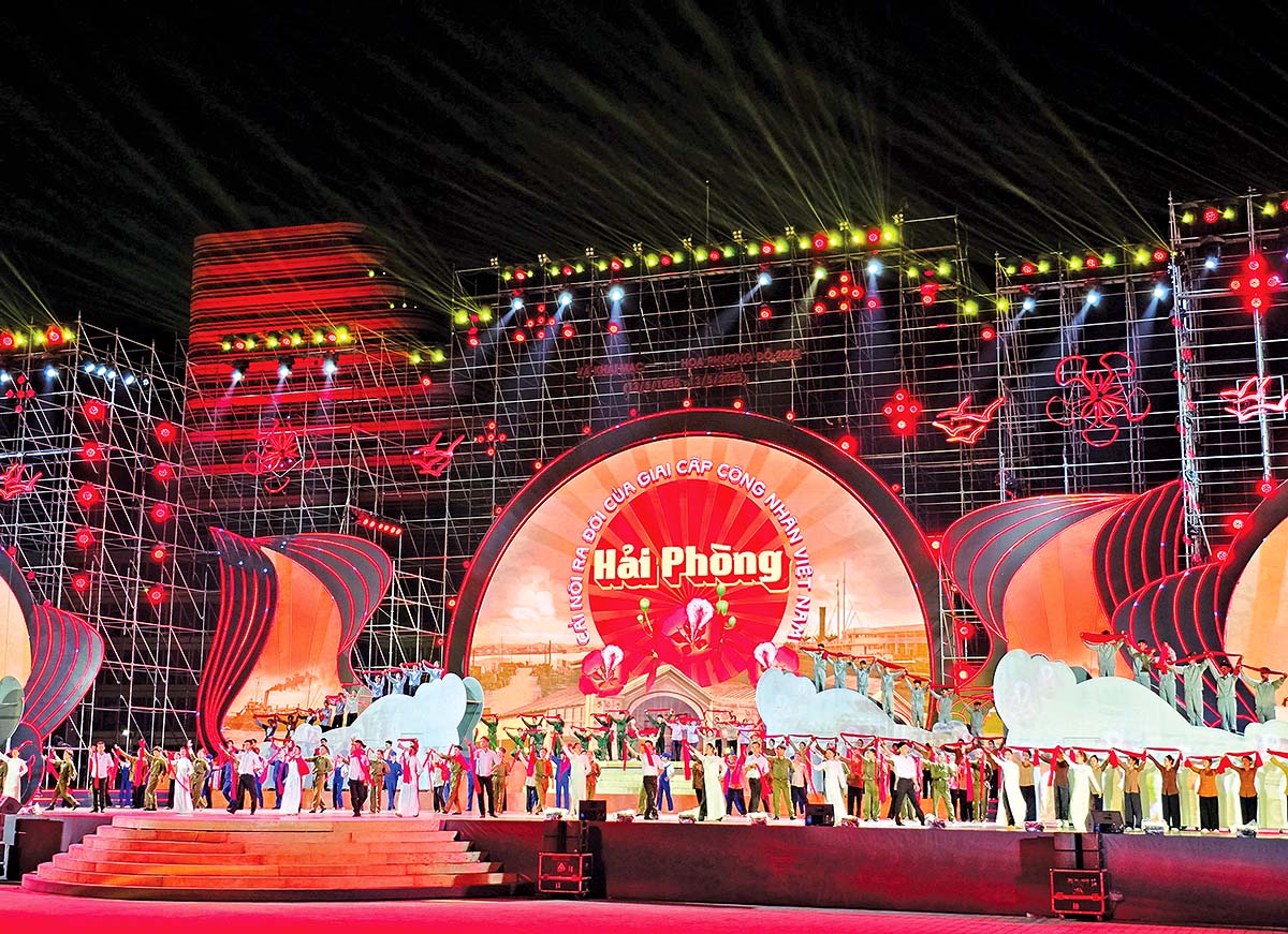 Lễ hội Hoa phượng đỏ đ&atilde; trở th&agrave;nh thương hiệu, để lại nhiều ấn tượng cho du kh&aacute;ch khi nhắc tới Hải Ph&ograve;ng  Ảnh: Quỳnh Nga