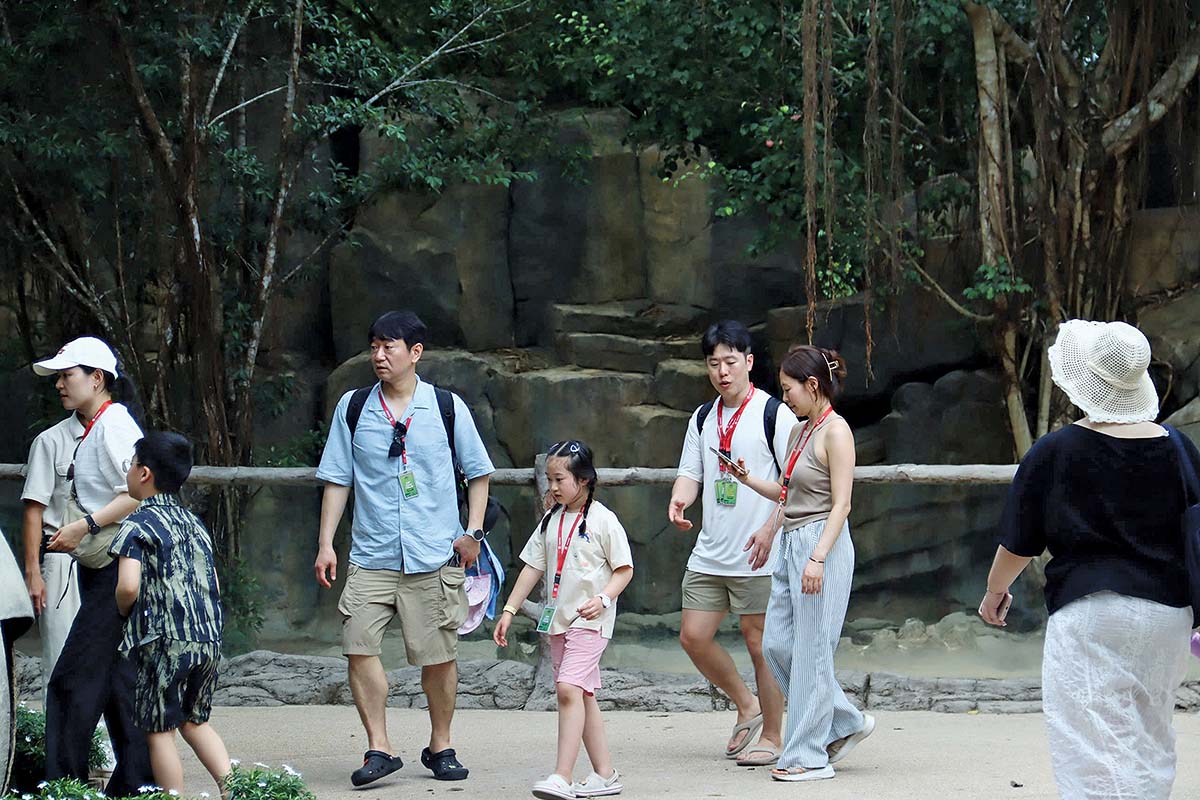 Ảnh: Du kh&aacute;ch nước ngo&agrave;i tham quan Safari Ph&uacute; Quốc Ảnh: Linh Nguyễn