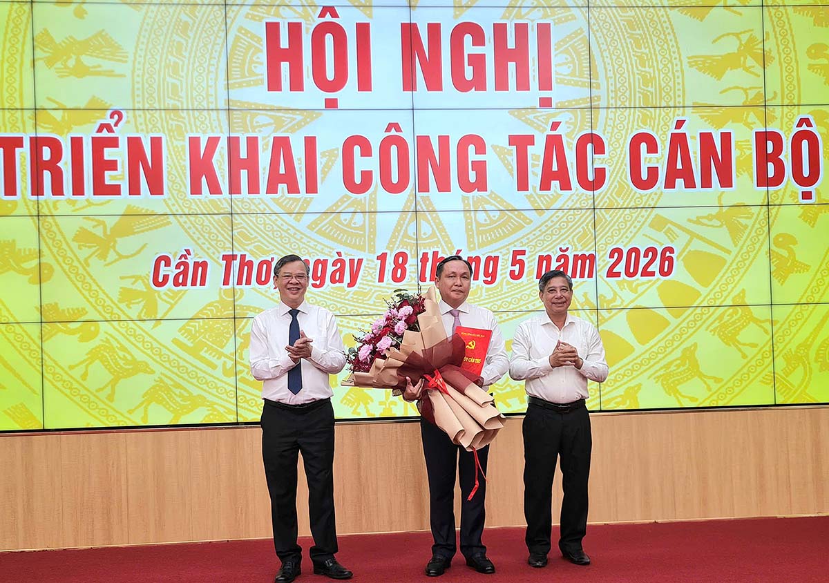 Ông Đồng Văn Thanh - Ủy viên BCH Trung ương Đảng, Phó Bí thư Thường trực Thành ủy, Chủ tịch HĐND TP. Cần Thơ (bên phải) và ông Trương Cảnh Tuyên - Chủ tịch UBND TP. Cần Thơ (bên trái) trao quyết định và tặng hoa chúc mừng ông Lê Công Lý.