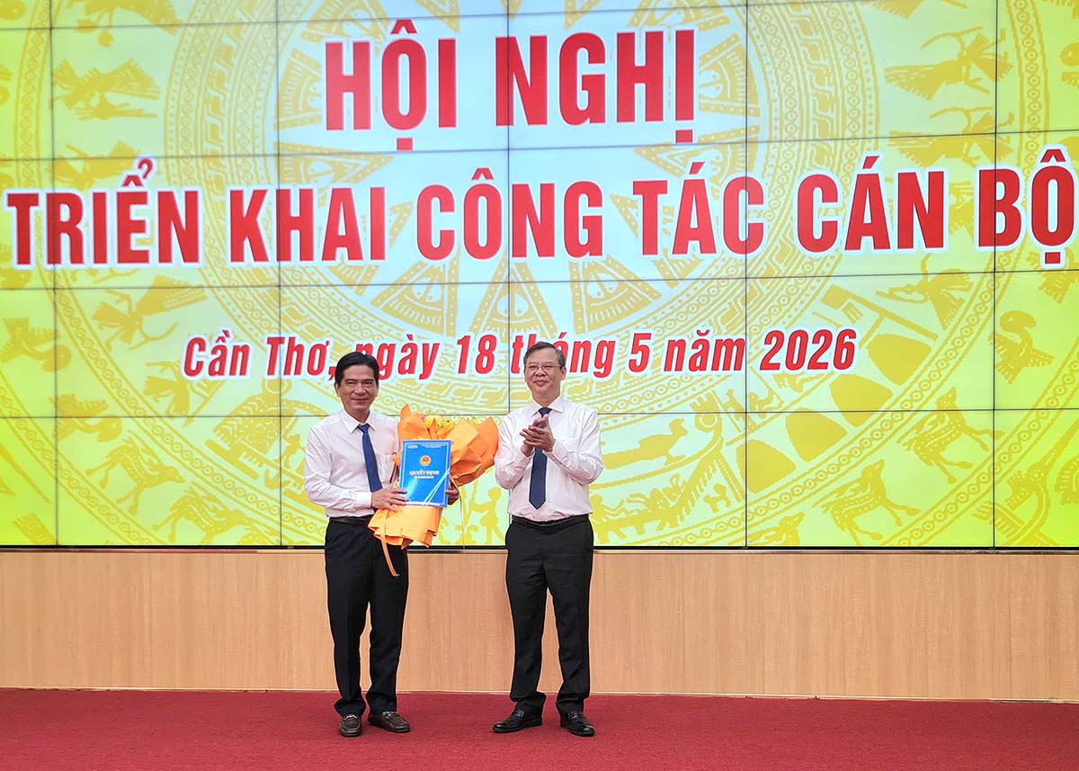 Chủ tịch UBND TP. Cần Thơ Trương Cảnh Tuyên trao quyết định cho ông Trần Ngọc Hùng