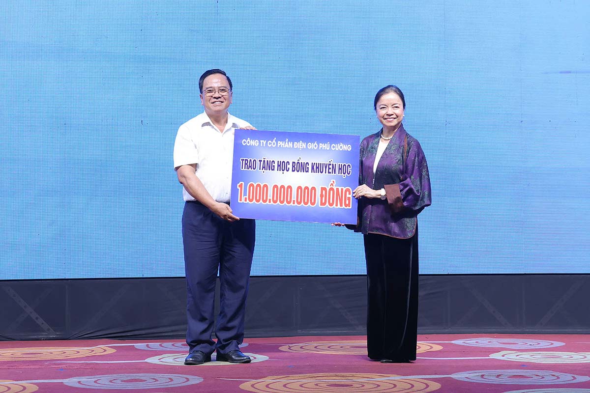 Công ty cổ phần Điện gió Phú Cường trao học bổng khuyến học cho TP. Cần Thơ