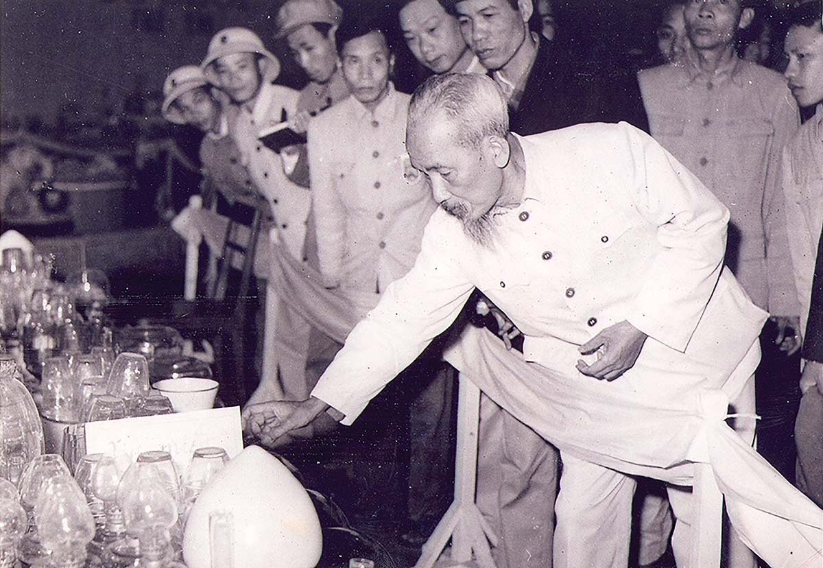 Chủ tịch Hồ Chí Minh xem các mặt hàng thủy tinh tại Hội chợ triển lãm tiểu thủ công, Hà Nội, năm 1958 ảnh: ttxvn