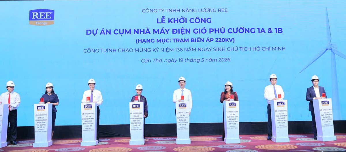 Đại biểu thực hiện nghi thức khởi công Dự án Cụm nhà máy điện gió Phú Cường 1A và 1B - Hạng mục Trạm biến áp 220 kV