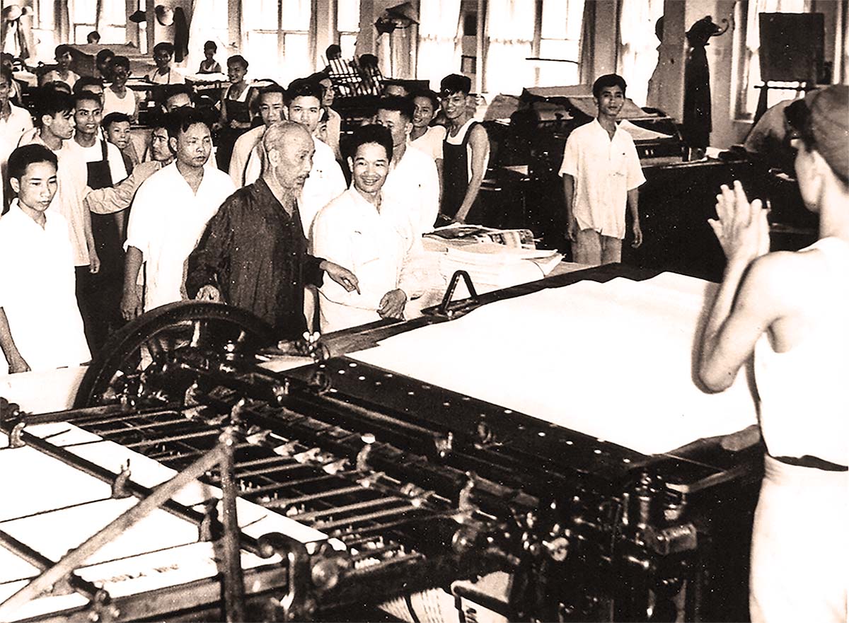 Chủ tịch Hồ Chí Minh thăm Nhà máy in Tiến Bộ, Hà Nội ảnh: ttxvn