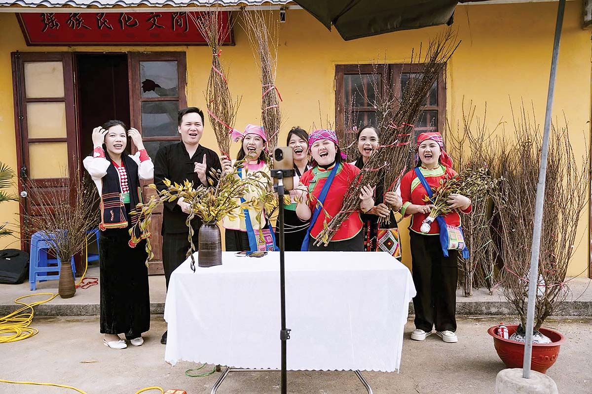 Từ v&ugrave;ng cao Lai Ch&acirc;u, người d&acirc;n B&igrave;nh Lư bắt đầu học c&aacute;ch b&aacute;n h&agrave;ng qua livestream