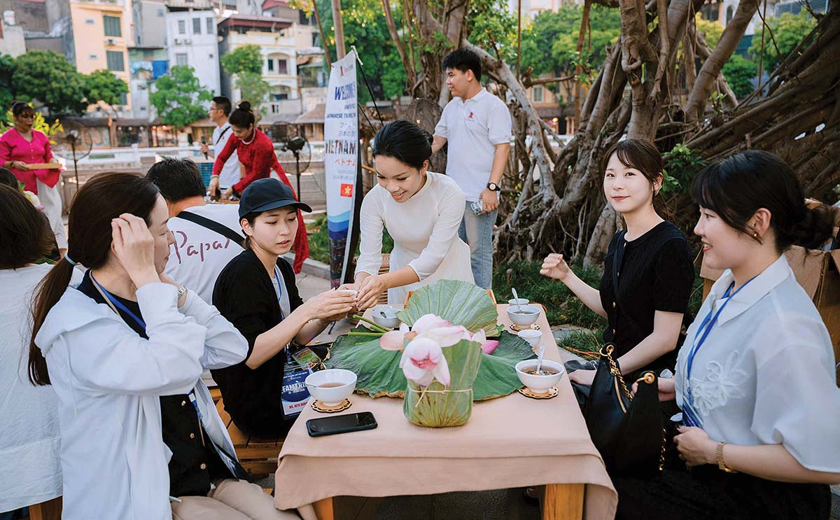 Đoàn doanh nghiệp du lịch Nhật Bản thưởng thức trà sen và chè sen tại Văn Miếu - Quốc Tử Giámảnh: p.v