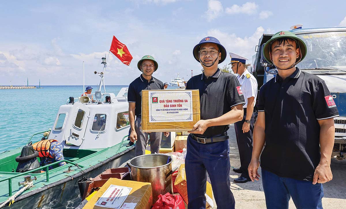 Tổ trưởng Tổ phở mang món qu&agrave; đặc biệt gửi đảo xa (Ảnh: B&igrave;nh Phạm)
