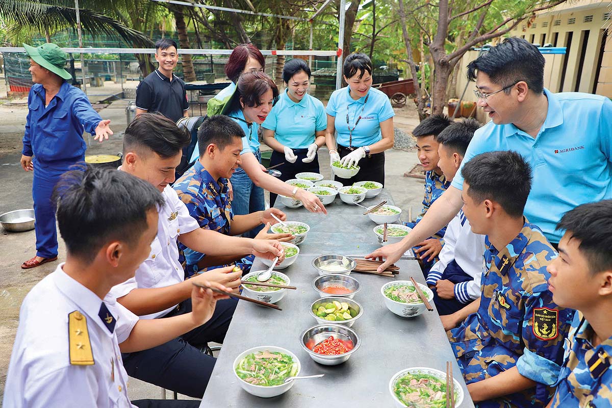 Chị Phùng Thị Bình, Phó tổng giám đốc Agribank (đứng thứ hai từ phải sang) trong chuyến công tác ở Trường Sa mới đây ảnh: bình phạm