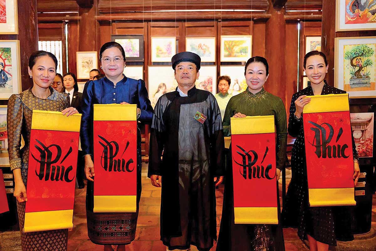 B&agrave; Đ&agrave;o Thị B&iacute;ch Thủy (thứ hai từ phải sang) - phu nh&acirc;n Thủ tướng Việt Nam c&ugrave;ng Phu nh&acirc;n Thủ tướng c&aacute;c nước L&agrave;o, Campuchia v&agrave; Th&aacute;i Lan tới tham quan, trải nghiệm c&aacute;c gi&aacute; trị văn h&oacute;a truyền thống tại Văn Miếu - Quốc Tử Gi&aacute;mnguồn ảnh: vụ b&aacute;o ch&iacute; bộ ngoại giao