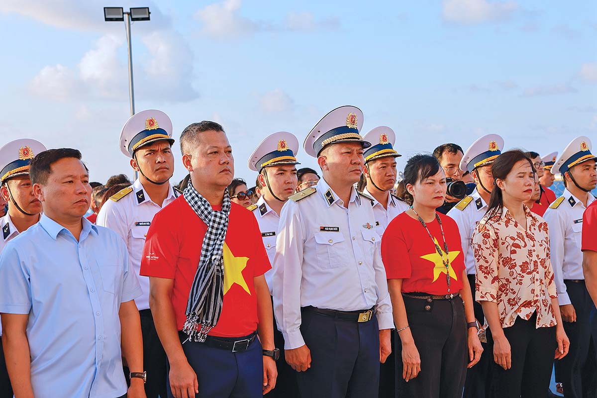 Chuẩn đô đốc Trần Mạnh Chiến (đứng ch&iacute;nh giữa h&agrave;ng đầu) trong chuyến c&ocirc;ng t&aacute;c thăm Trường Sa mới đ&acirc;y (Ảnh: B&igrave;nh Phạm)