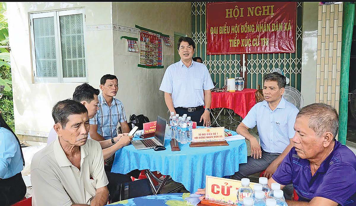 Ông Châu Văn Bo, Bí thư Đảng ủy, Chủ tịch HĐND xã Phú Cường (đứng) tiếp xúc và trả lời ý kiến cử tri