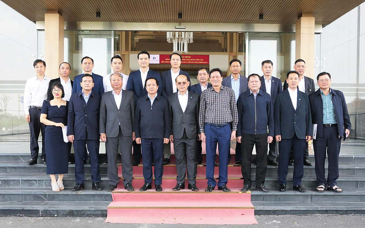 Ủy viên Trung ương Đảng, Bí thư Tỉnh ủy Hưng Yên Phạm Quang Ngọc cùng lãnh đạo tỉnh, Công ty cổ phần Green i-Park chụp ảnh lưu niệm trong chuyến công tác tại KCN Liên Hà Thái (Ảnh: P,V)