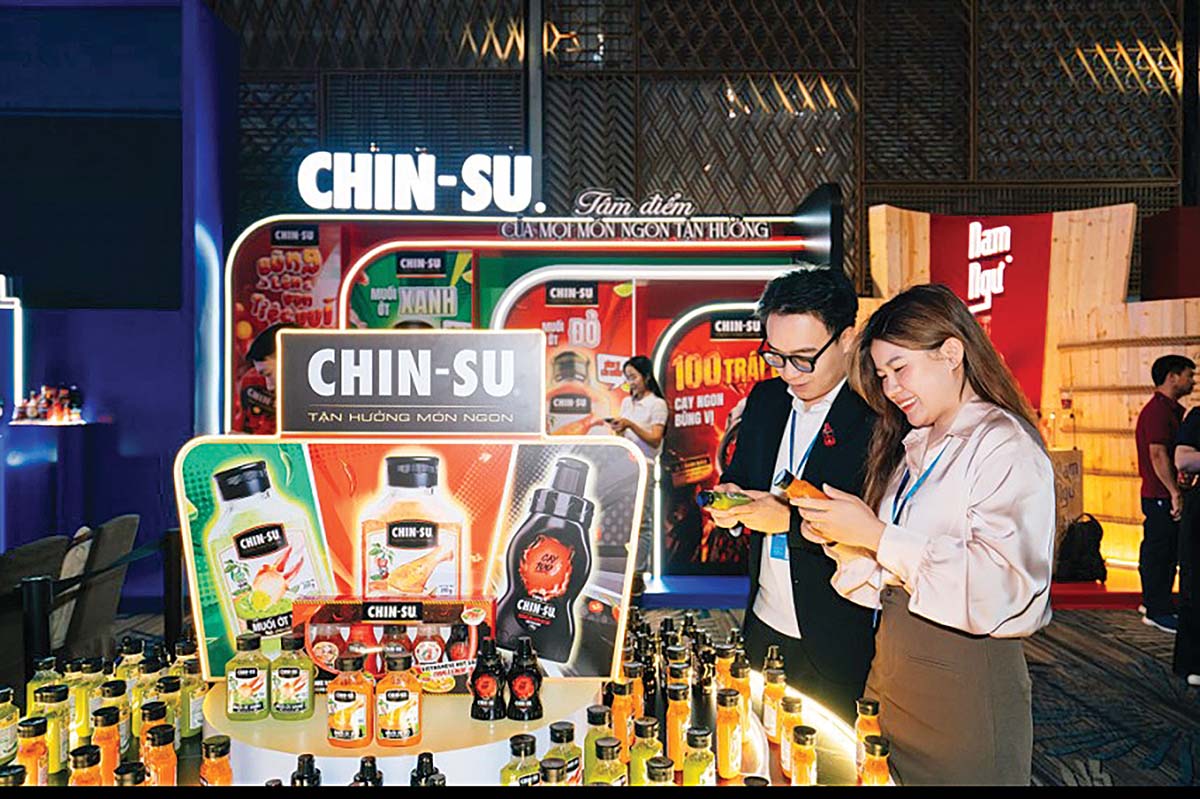 Cổ đ&ocirc;ng tham quan trải nghiệm c&aacute;c gian h&agrave;ng sản phẩm của Masan Consumer  