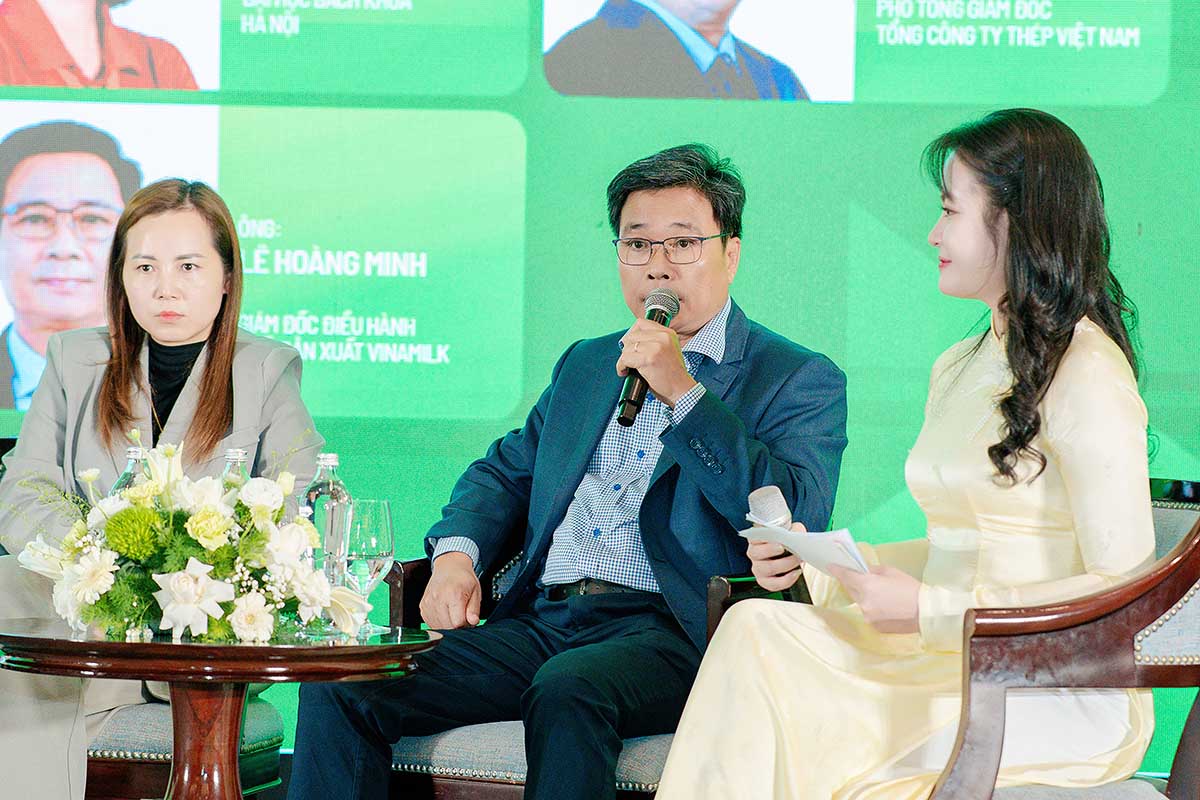 Ông Lê Hoàng Minh, Giám đốc điều hành sản xuất, kiêm Trưởng Dự án Net Zero của Vinamilk chia sẻ tại Diễn đàn Quốc gia về Môi trường và Khí hậu 2026 (Ảnh: VN)