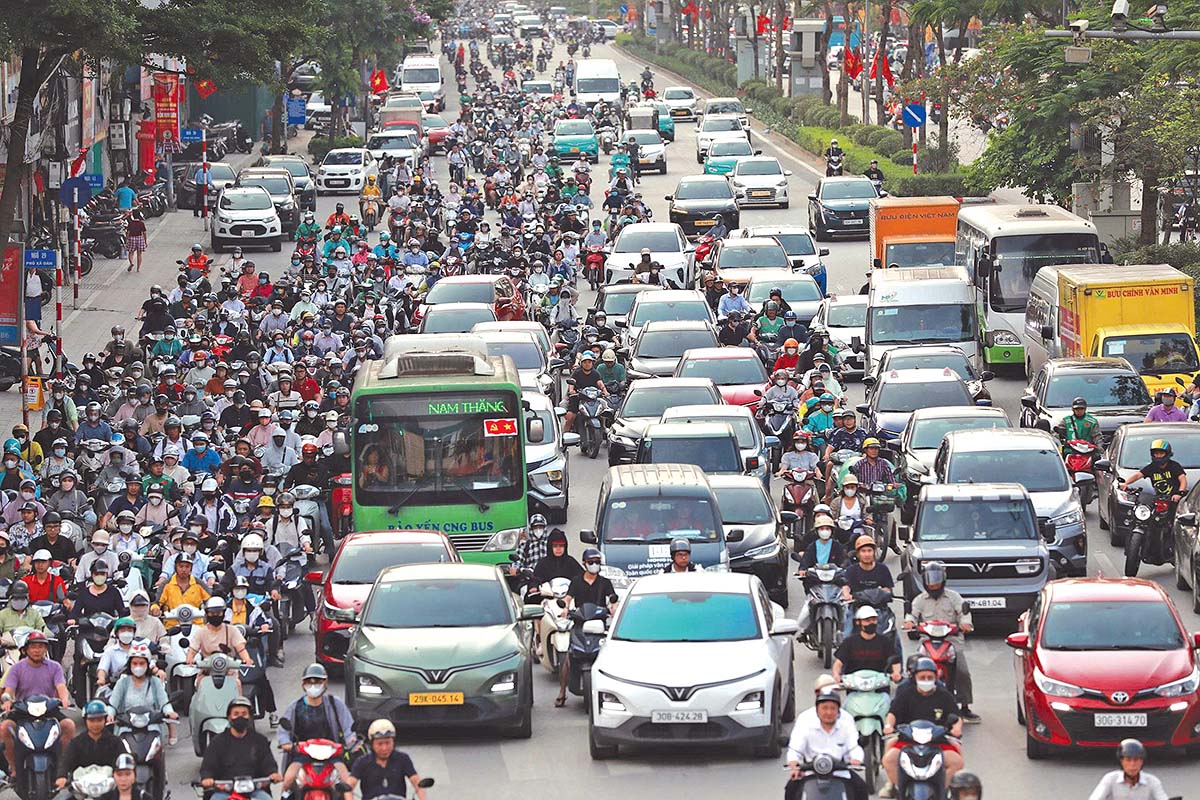 Viễn cảnh H&agrave; Nội c&oacute; th&ecirc;m 10 triệu cư d&acirc;n kh&ocirc;ng chỉ l&agrave; c&acirc;u chuyện d&acirc;n số, m&agrave; c&ograve;n l&agrave; sự xuất hiện của một thị trường ti&ecirc;u d&ugrave;ng mới c&oacute; quy m&ocirc; khổng lồ (Ảnh: Đức Thanh)