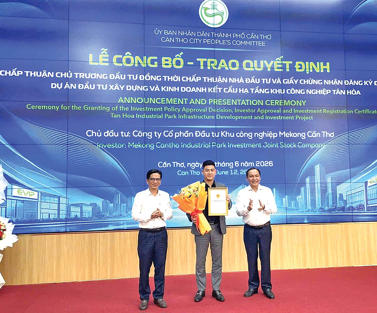 Phó chủ tịch Thường trực UBND TP. Cần Thơ Lê Công Lý (bìa phải) và quyền Trưởng ban quản lý Các khu chế xuất và công nghiệp Cần Thơ Trần Ngọc Hùng (bìa trái) trao Giấy chứng nhận đăng ký đầu tư Dự án KCN Tân Hòa