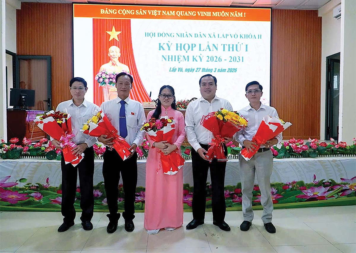 Từ lợi thế vị tr&iacute;, hạ tầng v&agrave; chuyển đổi số, Lấp V&ograve; đang từng bước x&acirc;y dựng m&ocirc; h&igrave;nh ch&iacute;nh quyền kiến tạo, phục vụ hiệu quả người d&acirc;n, hướng tới đ&ocirc; thị sinh th&aacute;i xanh, đ&aacute;ng sống ven s&ocirc;ng Hậu.