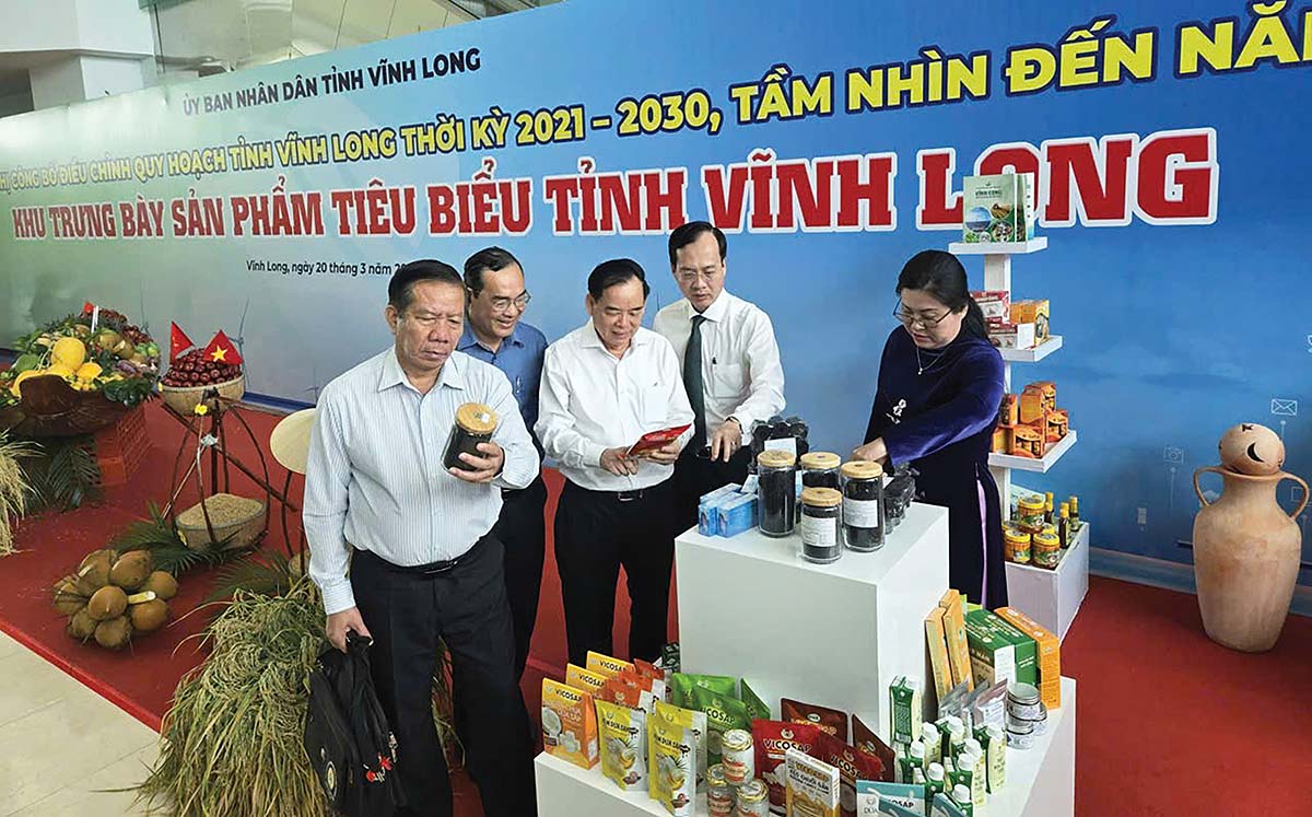 L&atilde;nh đạo tỉnh Vĩnh Long tham quan khu trưng b&agrave;y sản phẩm ti&ecirc;u biểu tại Hội nghị điều chỉnh quy hoạch tỉnh giai đoạn 2021-2030, tầm nh&igrave;n đến năm 2050