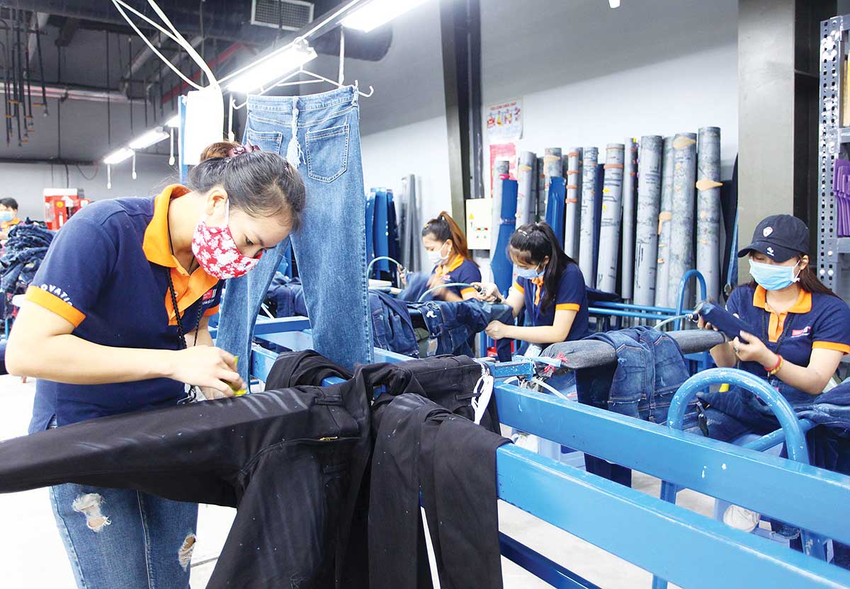 Dệt may l&agrave; một trong những ng&agrave;nh h&agrave;ng c&oacute; tỷ lệ nội địa h&oacute;a cao nhất. Trong ảnh: Sản xuất tại C&ocirc;ng ty CP Quốc tế Phong Ph&uacute; (Ảnh: L&ecirc; To&agrave;n)