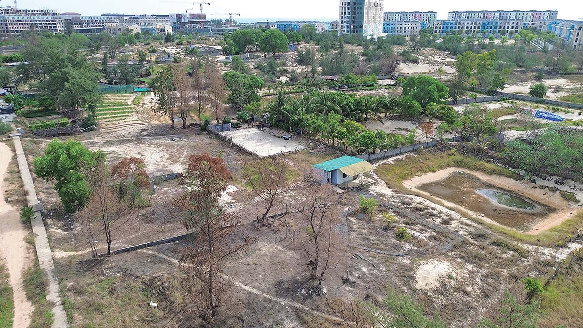 Mặt bằng Dự án Khu đô thị Bảo Ninh 3 đang ngổn ngang công trình lán trại, nhà cửa, ao vườn của các hộ dân ảnh: p.v