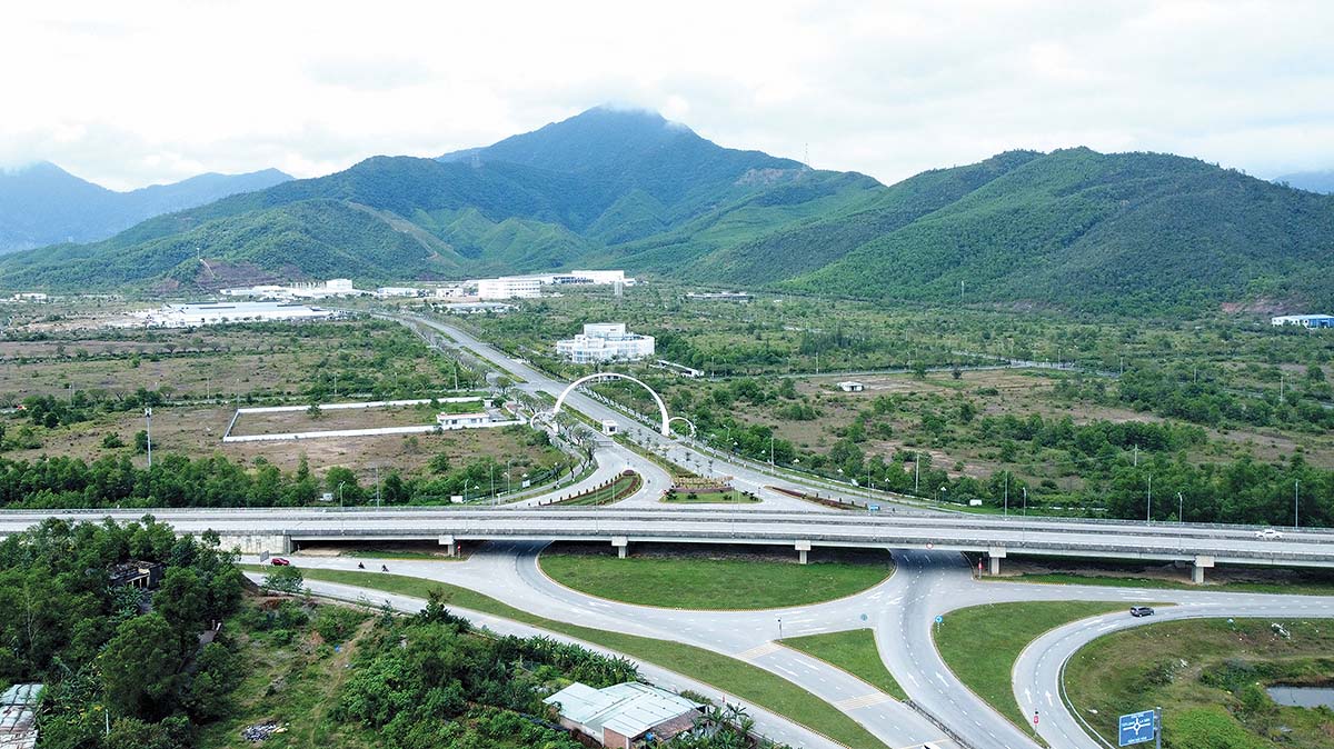 Với hạ tầng được đầu tư đồng bộ, lại được cộng hưởng với Khu thương mại tự do, Khu c&ocirc;ng nghệ cao Đ&agrave; Nẵng đang thu h&uacute;t nhiều tập đo&agrave;n c&ocirc;ng nghệ (Ảnh: H.A)