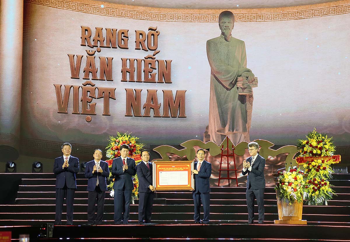 Mr. Jonathan Wallace Baker, Trưởng đại diện UNESCO tại Việt Nam c&ugrave;ng l&atilde;nh đạo Bộ Nội vụ  trao Nghị quyết của UNESCO vinh danh Danh nh&acirc;n văn h&oacute;a L&ecirc; Qu&yacute; Đ&ocirc;n