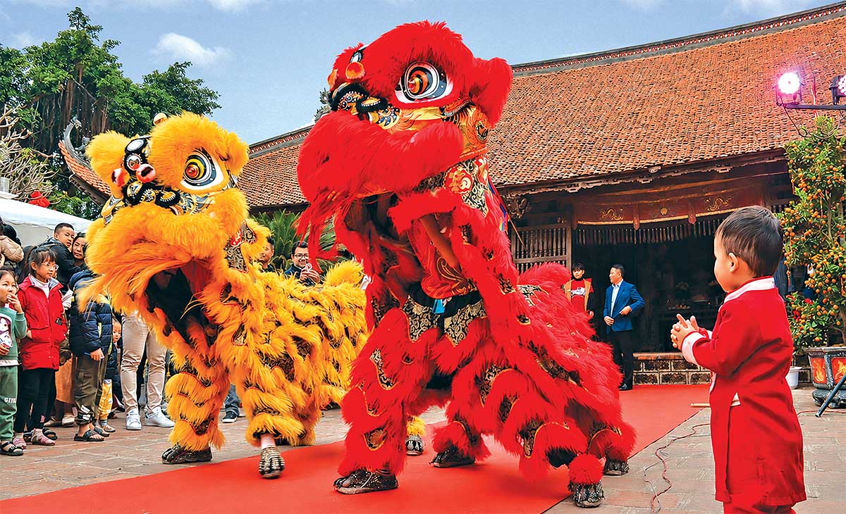 Du kh&aacute;ch h&agrave;o hứng h&ograve;a m&igrave;nh v&agrave;o kh&ocirc;ng kh&iacute; lễ hội tại l&agrave;ng cổ Đường L&acirc;m (Ảnh: Linh Nguyễn)