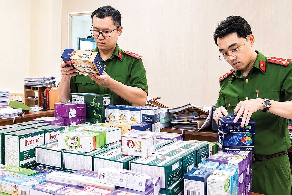 Siết chặt kiểm soát từ sản xuất, lưu hành đến phân phối là “hàng rào” quan trọng ngăn thuốc giả đến tay người bệnh (Ảnh: PV)