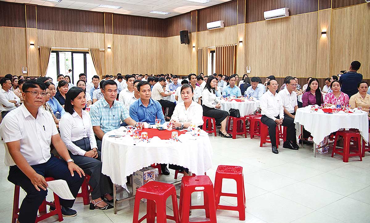 Phường Cẩm Lệ tổ chức đối thoại với c&aacute;n bộ, c&ocirc;ng chức, vi&ecirc;n chức v&agrave; người lao động sau một năm vận h&agrave;nh m&ocirc; h&igrave;nh ch&iacute;nh quyền địa phương 2 cấp