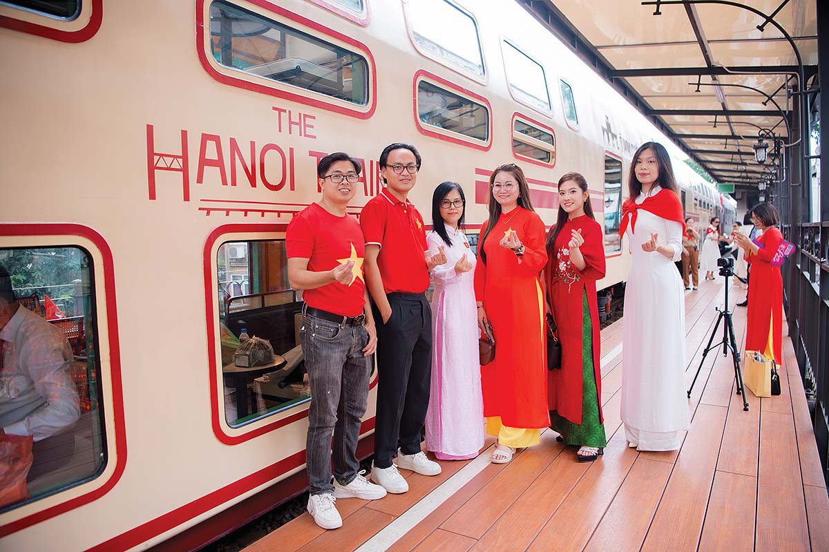 Sắc đỏ của cờ Tổ quốc và trang phục mang biểu tượng Việt Nam tạo điểm nhấn cho hành trình trải nghiệm trên Tàu Hà Nội 5 Cửa Ô dịp Quốc khánh (Ảnh: B.H)