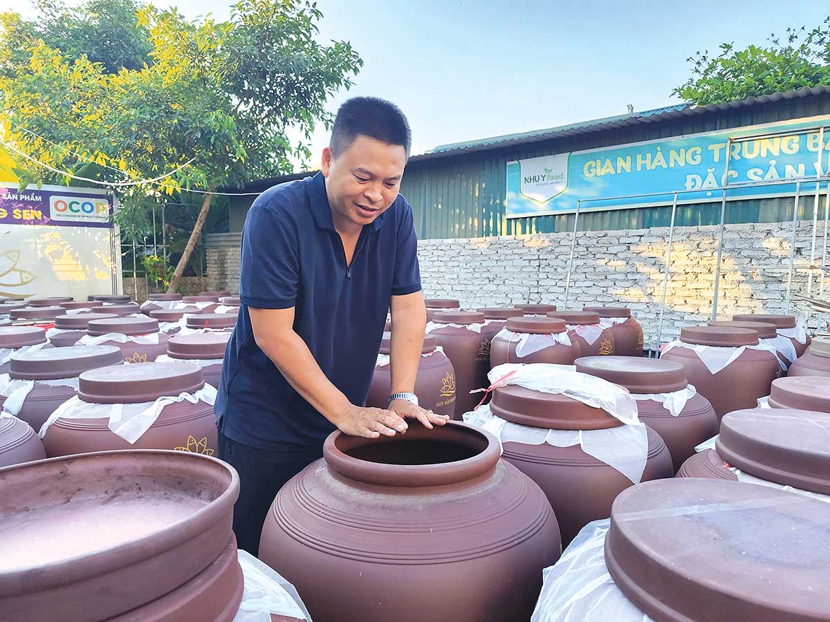 Ở nước mắm Bông Sen, cá và muối được trộn đều, sau đó nén chặt bằng đá trong chum sành được thửa riêng từ làng gốm Bát Tràng (Hà Nội) (Ảnh: NĐH)