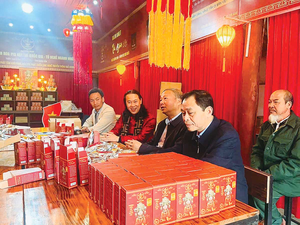 Bí thư Đảng ủy xã Thái Thụy Nguyễn Quang Anh cùng lãnh đạo xã, hợp tác xã, thôn Tam Đồng thăm nơi chế biến sản xuất sản phẩm muối của Long Phát Group