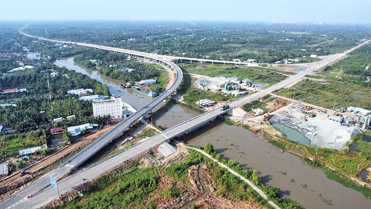 Hạ tầng giao th&ocirc;ng đa phương thức sẽ tạo dư địa tăng trưởng mới cho Cần Thơ. Trong ảnh: Cao tốc Cần Thơ - C&agrave; Mau (Ảnh: Trung Ch&aacute;nh)