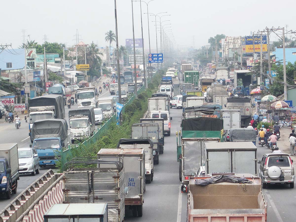 Quốc lộ 1, đoạn qua TP.HCM thường xuy&ecirc;n xảy ra &ugrave;n tắc, l&agrave;m tăng thời gian vận chuyển v&agrave; chi ph&iacute; logistics của doanh nghiệp (Ảnh: L&ecirc; Qu&acirc;n)