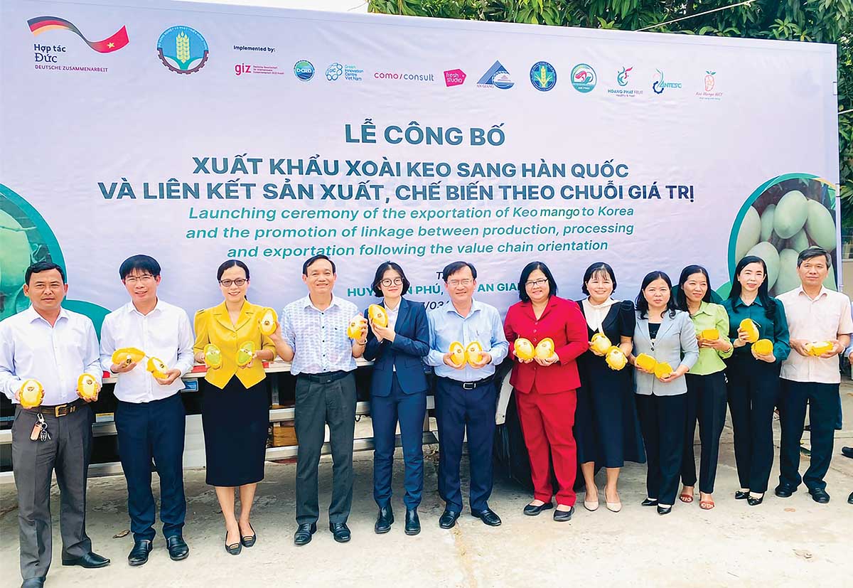 Đại diện các đơn vị tại Lễ công bố xuất khẩu xoài keo An Giang sang Hàn Quốc và liên kết sản xuất, chế biến theo chuỗi giá trị (Ảnh: Lê Toàn)