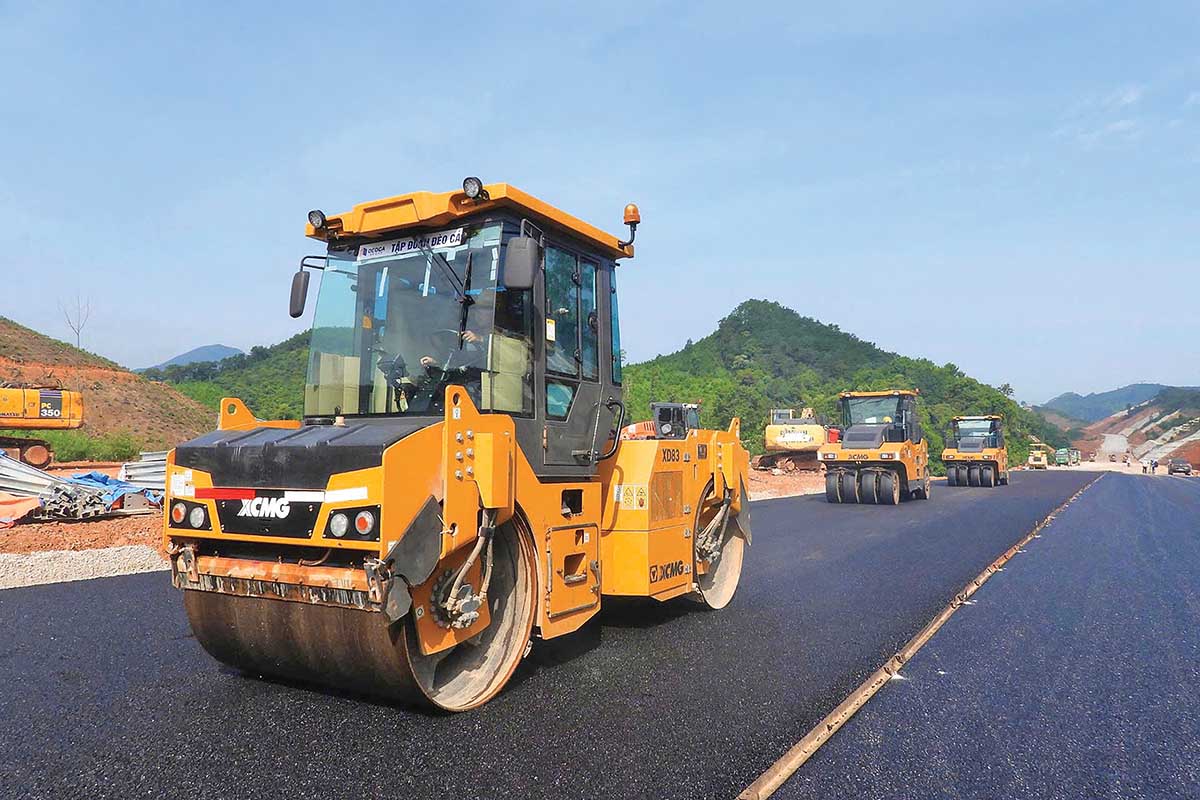 Thi c&ocirc;ng thảm b&ecirc; t&ocirc;ng nhựa n&oacute;ng tại Dự &aacute;n đường cao tốc Hữu Nghị - Chi Lăng