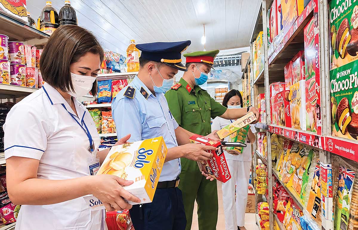 Đoàn kiểm tra liên ngành của TP. Hà Nội đang kiểm tra an toàn thực phẩm trên địa bàn
