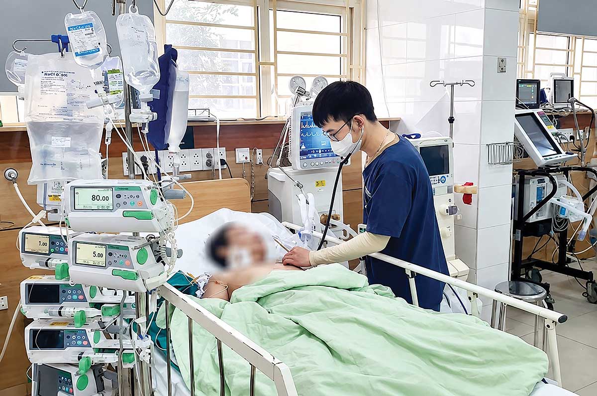 Bệnh nh&acirc;n ngộ độc thực phẩm điều trị tại cơ sở y tế trung t&acirc;m chống độc, BV Bạch Mai (Ảnh: P.V)